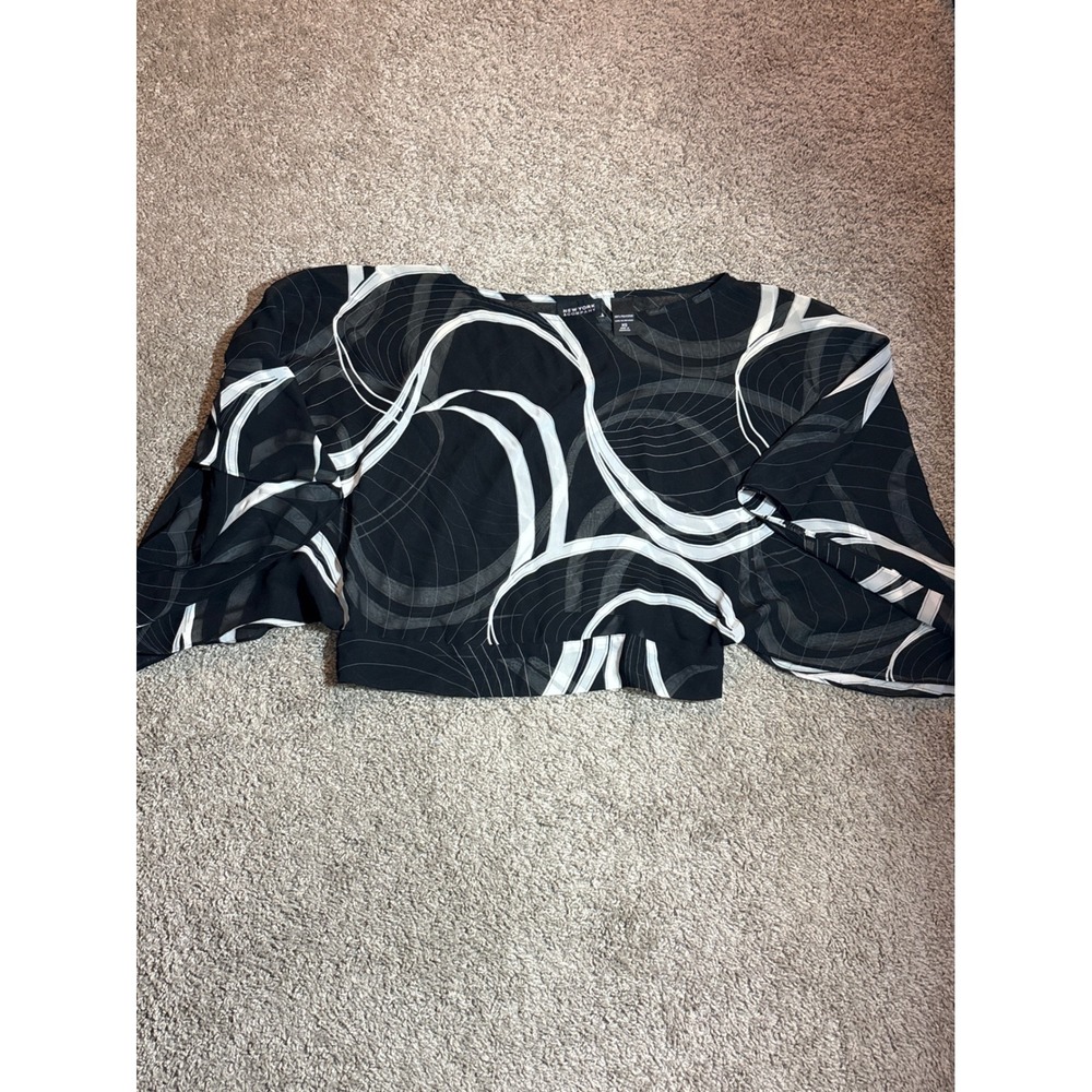 New York & Company XS Black White Abstract Swirl Flutter Sleeve Crop Top Blouse